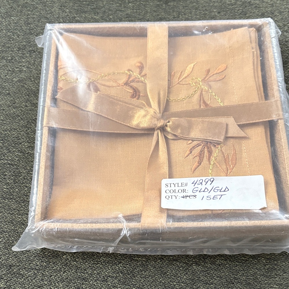 Kim Seybert Gold Embroidered Napkin Set